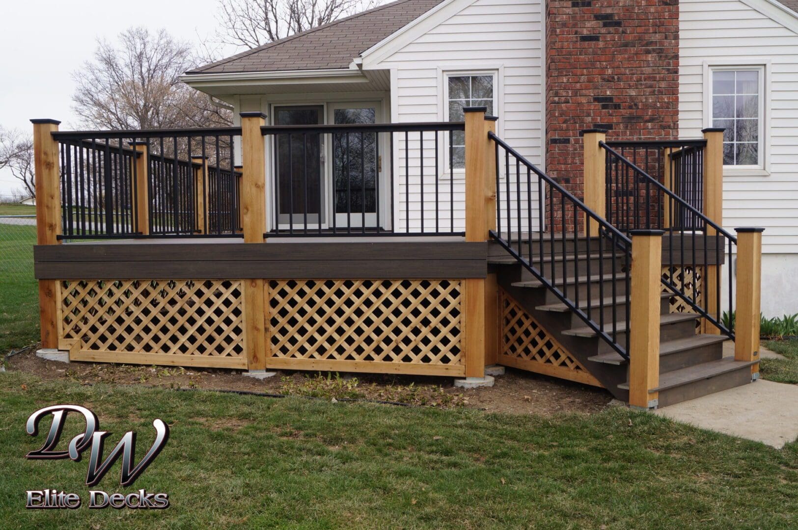 Composite Deck located in Lenexa, Kansas