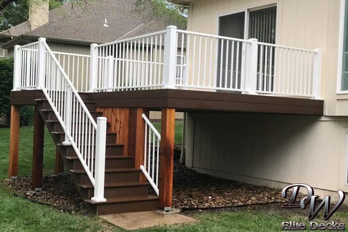 Composite Deck located in Olathe, Kansas